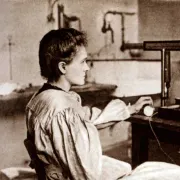Marie Curie (1867-1934) dans son laboratoire.